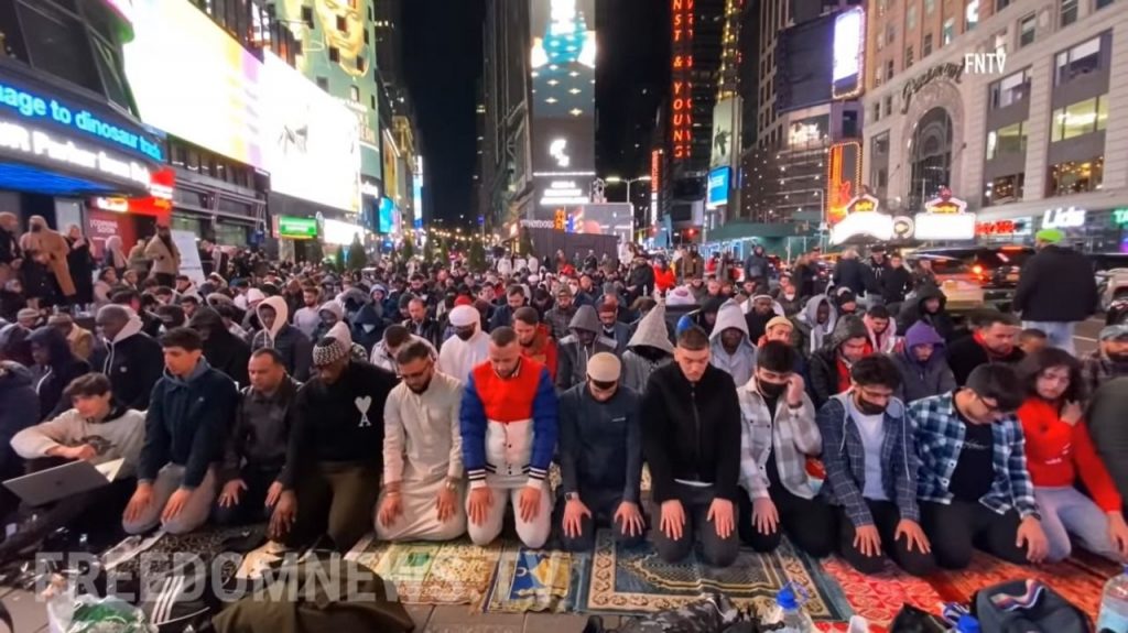 Umat Muslim Sholat Tarawih Berjamaah di Kota New York