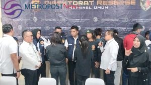 Foto tersangka saat konferensi pers